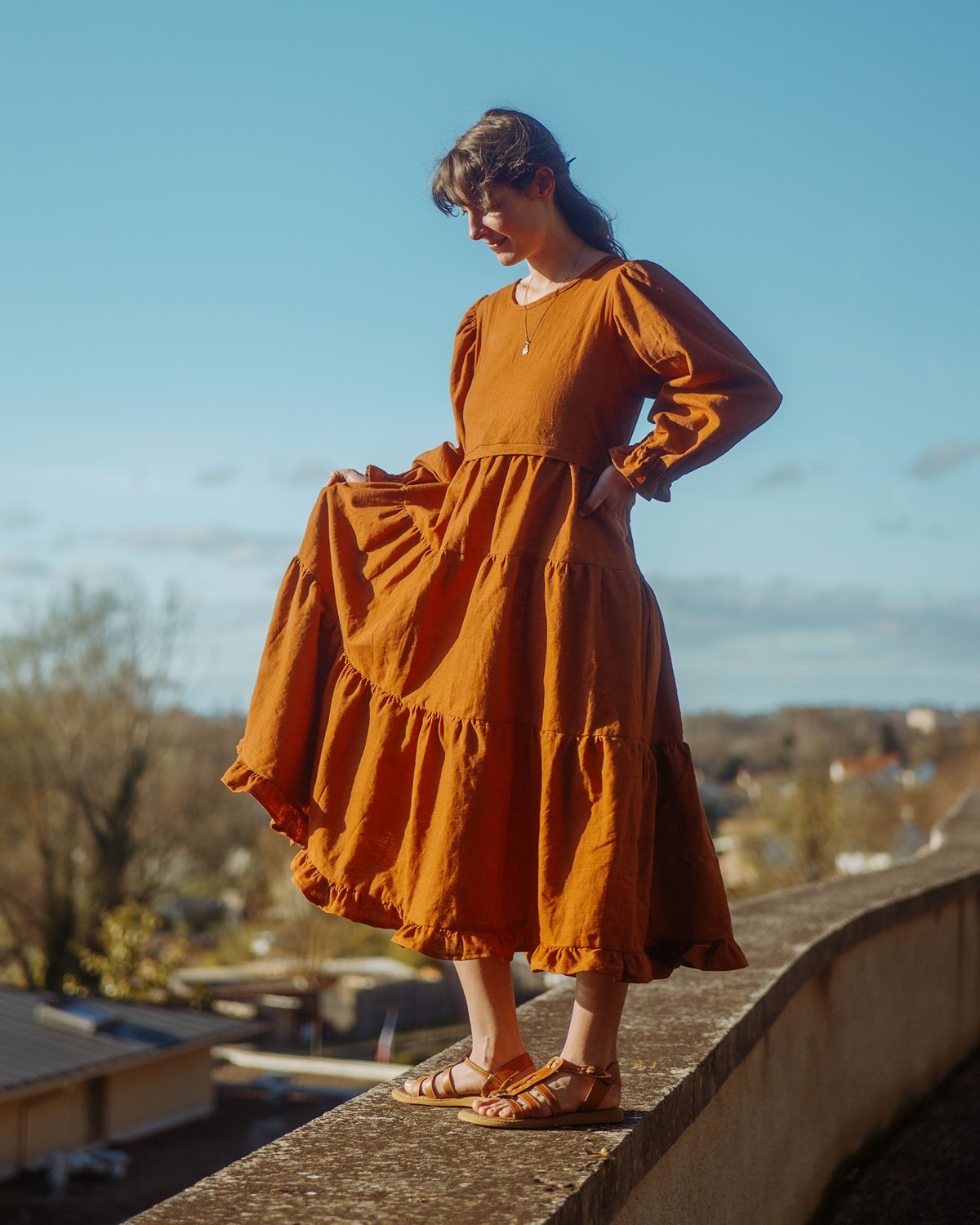 Manon porte la robe Ampla mater terre d'argile, en plein soleil